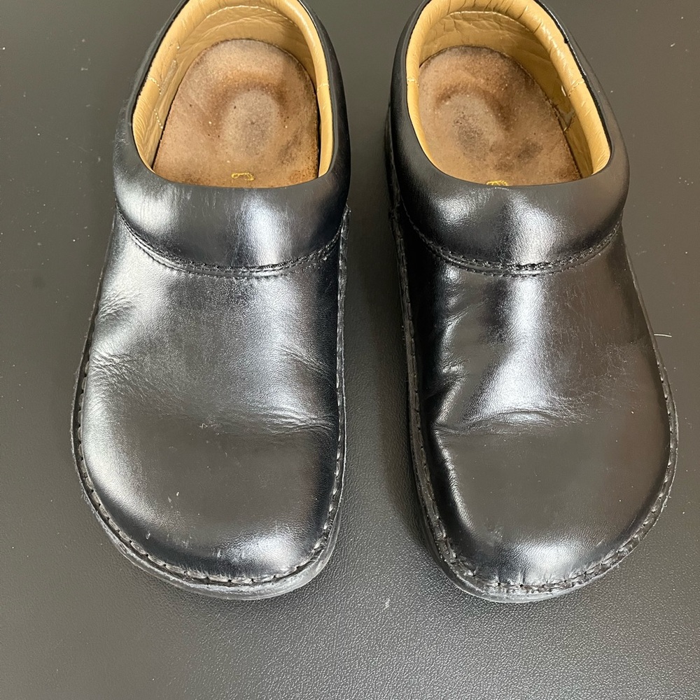 Birkenstock Black Leather Slip-On Clogs Womens Size7. Mens size 5